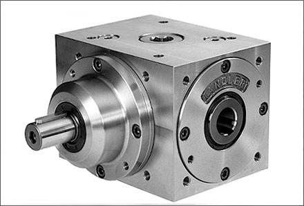 Vista de un reenvio angular con eje hueco sin carga. Imagen en escala de grises.